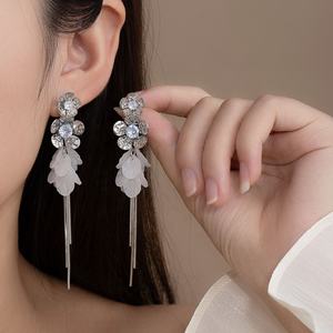 Elegantes Pendientes de Botón Chapados en Oro, Largos, de Aleación de Zinc Blanca, con Forma de Flor, Nuevo Diseño de Diamantes de Moda, para Mujer, para Fiestas - Product Image 2