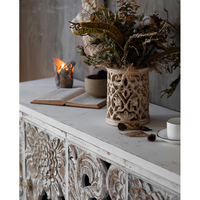 Buffet en bois sculpté de style antique avec des fleurs blanches, armoire de rangement pour le salon