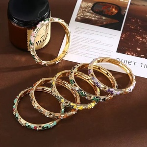 Bracelet à breloques superposées pour femme, style vintage, en laiton plaqué or, avec pétale en émail coloré à effet goutte d'huile, au design délicat et frais - Product Image 1