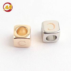 Perles carrées en métal avec lettres de l'alphabet A-Z pour la fabrication de bracelets, la création de colliers et la vente en gros pour l'artisanat - Product Image 4