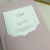 Boîte cadeau de mariage en flanelle rose haut de gamme avec cartes d'invitation personnalisées estampées à chaud et emballage souvenir d'entreprise