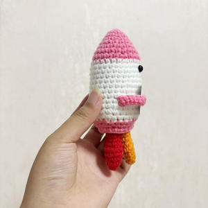 Nouvelle poupée fusée à énergie positive en <span class=keywords><strong>crochet</strong></span> fait main (modèle fusée tenant une carte) – Ornement volant créatif en fil - Product Image 2