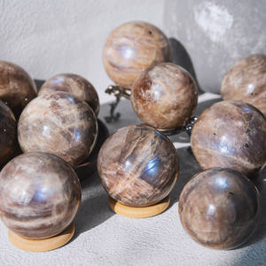 Sphère de <span class=keywords><strong>pierre</strong></span> de lune noire naturelle polie sculptée à la main en divers matériaux, pierres de guérison, sphère de taille moyenne pour collection - Product Image 6