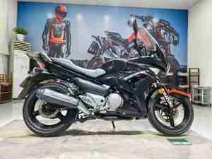 Le Suzuki GW250 est un vélo de rue bicylindre classique d'entrée de gamme connu pour sa fiabilité et sa distribution de puissance en douceur - Product Image 3