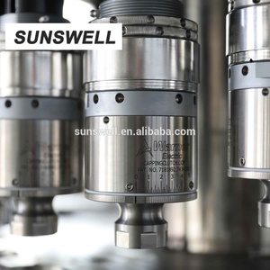 Máquina de llenado de botellas de línea combinada con tapado de llenado de soplado de agua potable rotativa automática Máquina de llenado de agua - Product Image 5