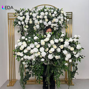 Camino de Mesa Personalizado Hecho a Mano con Rosas Blancas y Hojas Verdes, Decoración Suave para Eventos, Bodas, Cumpleaños y San Valentín - Product Image 1