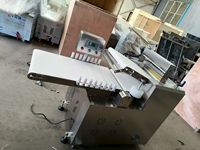 Machine extrudeuse automatique industrielle pour la production de grandes feuilles de pâte pour boulangerie