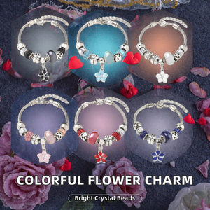Großhandel Günstiges Charm-Armband mit Emaille-Blumenanhänger, Bunten Kristallperlen, Versilbert, Klassisches Modisches Unisex-Geschenk - Product Image 2