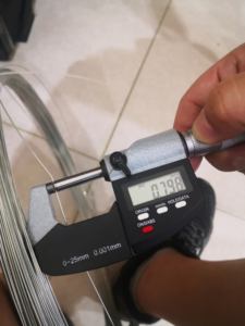 سلك حديد مجلفن كهربائيًا من الشركة المصنعة الصينية، مقاسات BWG 20 21 22، بأقطار 0.7 مم 0.8 مم 1.2 مم 1.6 مم 1.8 مم 2 مم 2.5 مم - Product Image 5