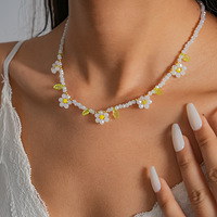 Collier ras-de-cou en perles blanches à deux couches avec fleur de marguerite, bijoux fantaisie OEM/ODM, pendentifs floraux colorés faits à la main