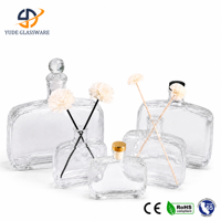 Diffuseur en verre transparent naturel avec fleurs séchées et bâtonnets en rotin pour coffret cadeau et présentation de parfum