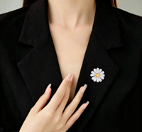 Broche de luxe micro-pavée en zircon motif marguerite, élégante épingle de revers tournesol, accessoire de bijouterie haut de gamme pour costume de banquet