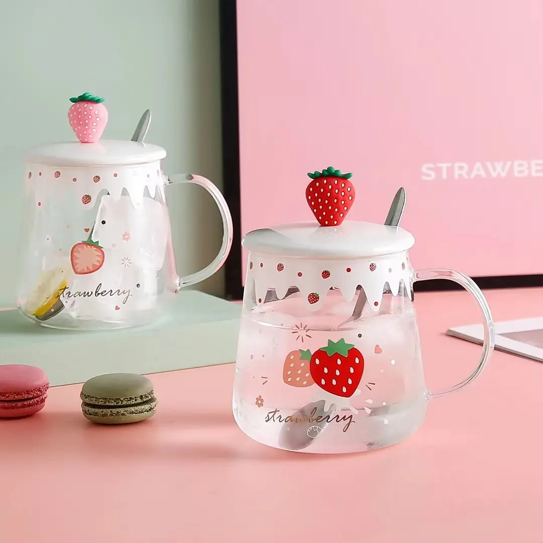 3D स्ट्रॉबेरी डिजाइन कोरियाई शैली ग्लास मग कार्टून गेंडा ग्लास कप ढक्कन के साथ चम्मच प्यारा आकार गुलाबी ग्लास मग