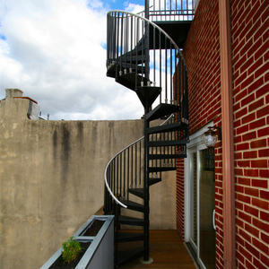 Escalier en colimaçon contemporain pour hôtel, intérieur/extérieur, avec marches en acier, finition mate, garde-corps en acier inoxydable - Product Image 1