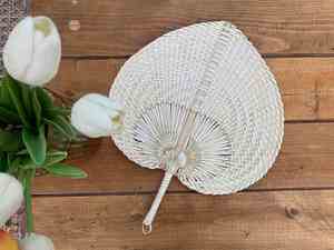 Abanicos de mano personalizables al por mayor de bambú vietnamita, con forma de corazón, tejidos a mano, de ratán y rafia, elegantes y en blanco. - Product Image 6