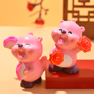 ตุ๊กตาทันุกิสีชมพู ยี่ห้อ Yu Mo Craft ของสะสม ของตกแต่ง ของขวัญปีใหม่ ของตกแต่งสำหรับทุกเพศ ผลิตในจีน - Product Image 3