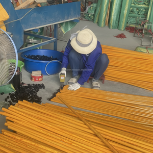 Palo de escoba de eucalipto fuerte con revestimiento de PVC estampado en madera - Product Image 1