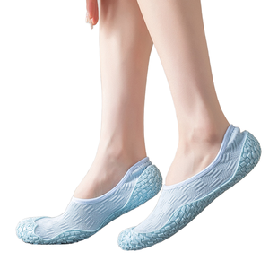 รองเท้ากีฬาในร่มแบบสวม น้ำหนักเบา ระบายอากาศได้ดี ไม่ลื่น ซับแรงกระแทก พื้นนุ่ม เหมาะสำหรับโยคะ ฟิตเนส และกระโดดเชือก - Product Image 3