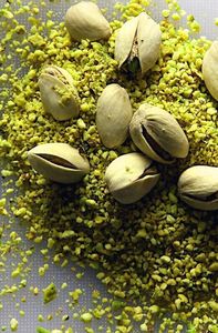 Pistachos naturales tostados con cáscara, color verde cremoso, forma ovalada, bocadillo para adultos - Product Image 2