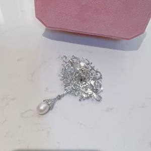 Nouvelle broche rétro pour femme, style palais, avec pompon, perle d'eau douce et zircon, fleur de poitrine, anti-éblouissement, accessoire de costume pour fiançailles - Product Image 4