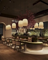 Ensemble de meubles de restaurant et café au design intérieur moderne : banquettes, tables en bois et chaises en rotin
