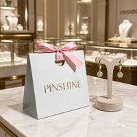 Boîte cadeau en papier de luxe personnalisée avec logo, ruban en satin blanc et nœud, estampage à chaud doré, pour bijoux de mariage et boutiques