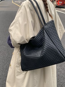 Un bolso de mano de cuero desmontable de gran capacidad con un diseño sencillo y un cierre de cremallera de fácil aplicación. - Product Image 3