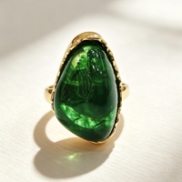 Parures de bijoux tendance en résine verte : collier, bracelet manchette, bague et boucles d'oreilles plaqués or 18 carats – Cadeau sculptural pour femme
