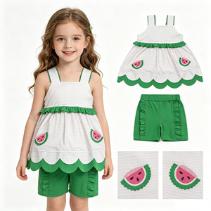 En stock: Conjunto de ropa de algodón para niñas pequeñas, con top tipo túnica con tirantes y bordado de sandía y pantalones cortos verdes con ribete festoneado. Venta al por mayor de conjuntos de moda para niños pequeños. - Product Image 1