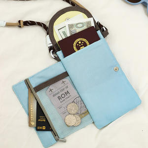 กระเป๋าใส่โทรศัพท์แบบสะพายข้างคอตตอนโรดสีฟ้าอ่อนพร้อมฟังก์ชั่นใส่บัตรสำหรับการเดินทาง - Product Image 4