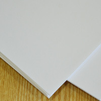 Papier SBS de qualité supérieure idéal pour les boîtes-cadeaux, les emballages de luxe et l'impression haut de gamme (finition durable et lisse) sulfate blanchi solide