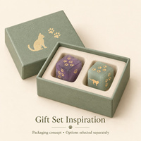 Dés à jouer D6 en aventurine verte avec motifs et silhouettes de pattes dorées sur un cube vert lisse pour collections sur le thème des animaux