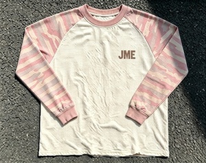 Camiseta de Manga Larga para Hombre, Tejido Waffle, Manga Raglán, Estampado de Camuflaje, Cuello Redondo, Corte Regular, Casual, Ribete Rosa en Contraste - Product Image 2