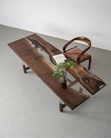 Ensemble de table à manger Custom Clear River en bois massif avec finition en résine époxy, disponible en différentes tailles, style farmhouse pour l'ameublement de la maison