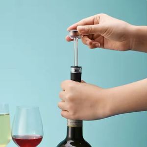 Juego 4 en 1: Tapón de Vino, Cortador de Papel de Aluminio, Sacacorchos Automático, Aireador y Decantador, Abridor de Vino Eléctrico Recargable Negro - Product Image 4