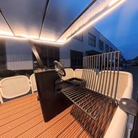 Bateau ponton de luxe, bateau de pêche électrique de loisirs sportifs avec salon et table à vendre