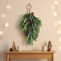 Guirlande artificielle de Noël en forme de larme avec pommes de pin et baies rouges, 24 pouces, guirlande suspendue en feuilles persistantes pour porte d'entrée, vente en gros pour les fêtes