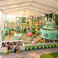 Équipement de terrain de jeux intérieur sur le thème de l'aviation, avec glissoire spirale, piscine à balles et bac à sable en forme de vaisseau spatial UFO |   OEM&ODM FEC