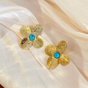 Pendientes de Oro con Diseño Escultural de Lazo, Corazón Texturizado, Hoja y Flor, de Acero Inoxidable, 100% Hechos a Medida, Modernos, Chapados en Oro de 14K, para Fiesta - Product Image 6