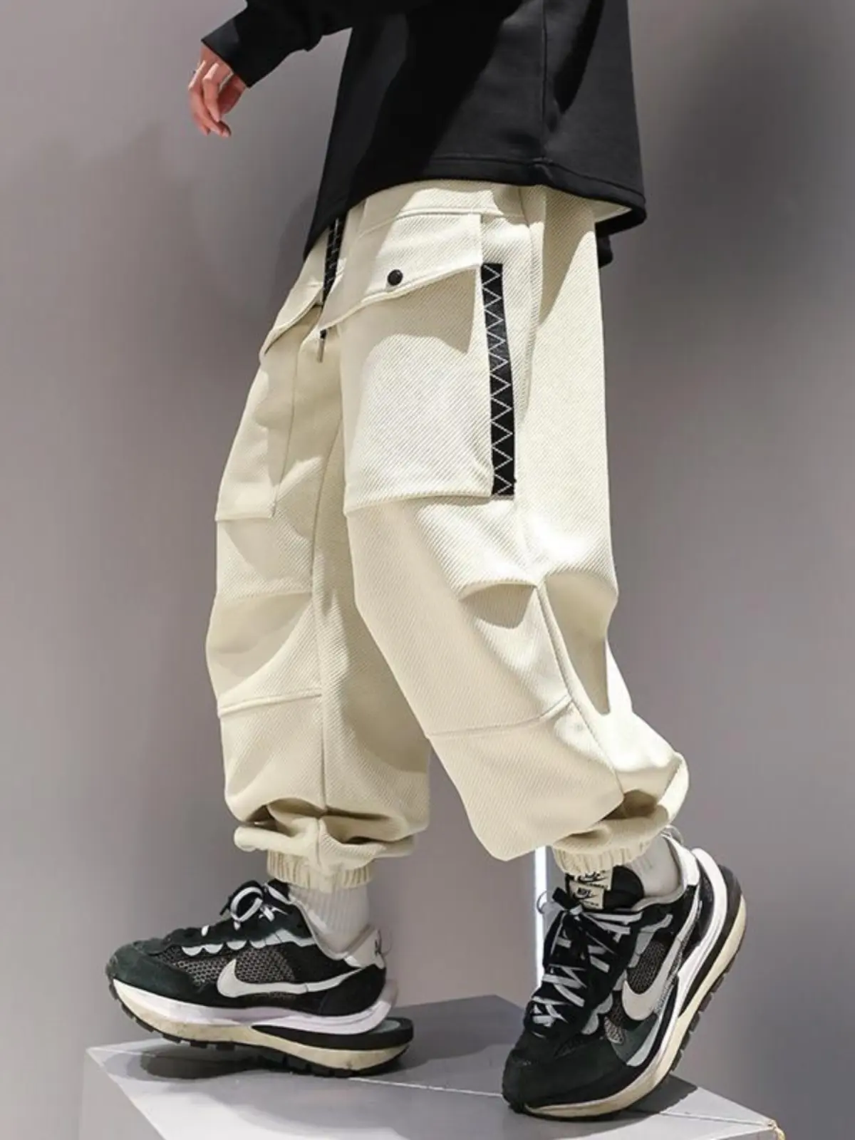 ผู้ชายย้อนยุคสบายๆกีฬากางเกงคาร์โก้หลวม Fit Jogger กางเกงวอร์มพร้อมเข็มขัดฟุตออกแบบเอง Workwear สําหรับฤดูใบไม้ผลิและฤดูใบไม้ร่วง