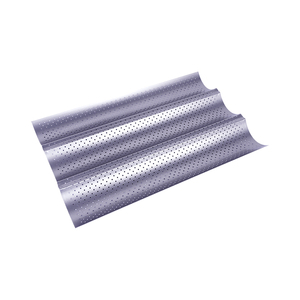Plaque de cuisson baguette en acier au carbone de 0,5 mm avec design perforé, revêtement antiadhésif, écologique, compatible four et lave-vaisselle - Product Image 4