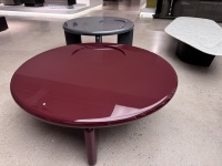 Table basse moderne italienne ronde en laque brillante écologique et durable avec pieds en bois massif pour salon ou villa