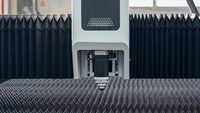 Machine de découpe laser à fibre haute précision 3015, précision de 0,05 mm, découpeuse laser CNC pour tôles métalliques, 6000 W, refroidissement par eau, contrôle Cypcut