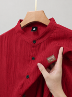 Kemeja Pria Ringan Bernapas Kerah Tegak Lengan Pendek Kancing Depan dengan Label Kulit Imitasi Kustom untuk Pakaian Musim Panas Resort