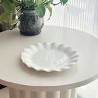 2025 nouvelle arrivée forme irrégulière blanc glaçure assiette ensemble décoratif à volants en céramique assiette ensemble pour événement de mariage