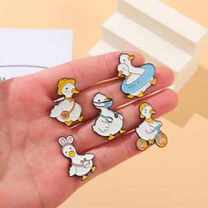 Pin de Solapa de Metal Esmaltado Duro Personalizado, Barato, al por Mayor, con Diseño Creativo de Dibujos Animados, Divertido, de Animal, Pato Lindo - Product Image 2