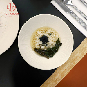 Piatto in Ceramica Bianca Minimalista Moderno per Elegante Presentazione di Dessert con Tocco Organico Set da Ristorante - Product Image 4