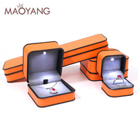 Boîte à bijoux personnalisée haut de gamme en cuir PU pour collier, boucles d'oreilles, bracelet, bague, avec longue chaîne, nouvelle boîte cadeau avec éclairage LED