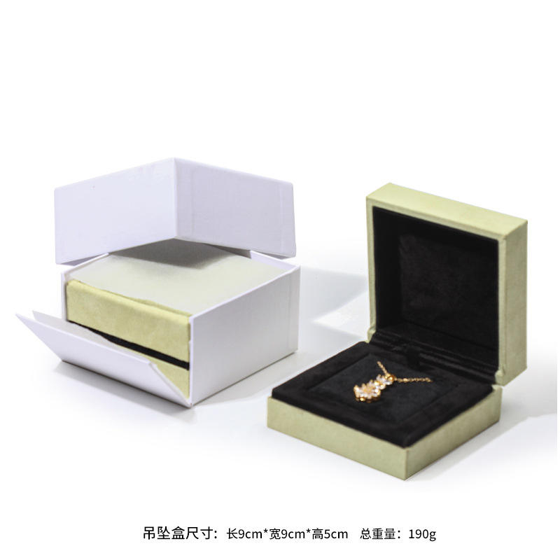 ล็อกเกตหญ้าสีเขียว