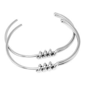 Pulsera en espiral de acero inoxidable con diseño abierto en forma de C y nudo, para parejas, color plateado. - Product Image 3